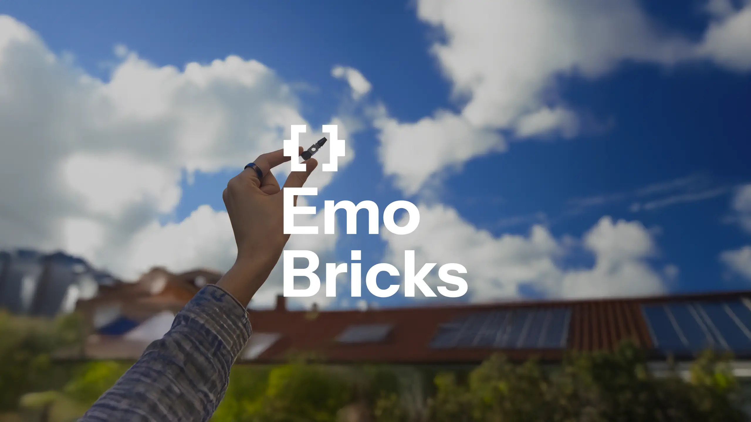 Versión vertical del logotipo de Emo [ ] Bricks en el entorno real